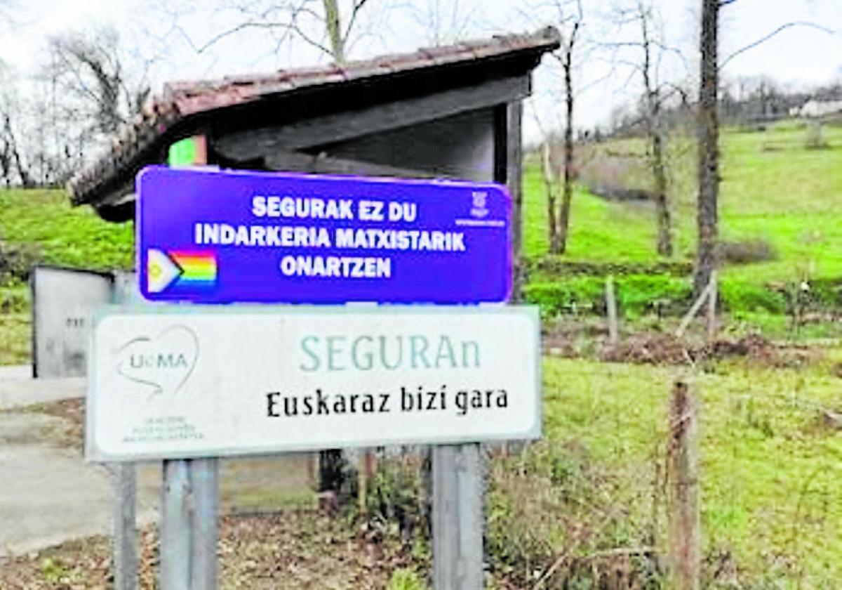 Indarkeria matxistaren aurkako kartelak jarri ditu Udalak