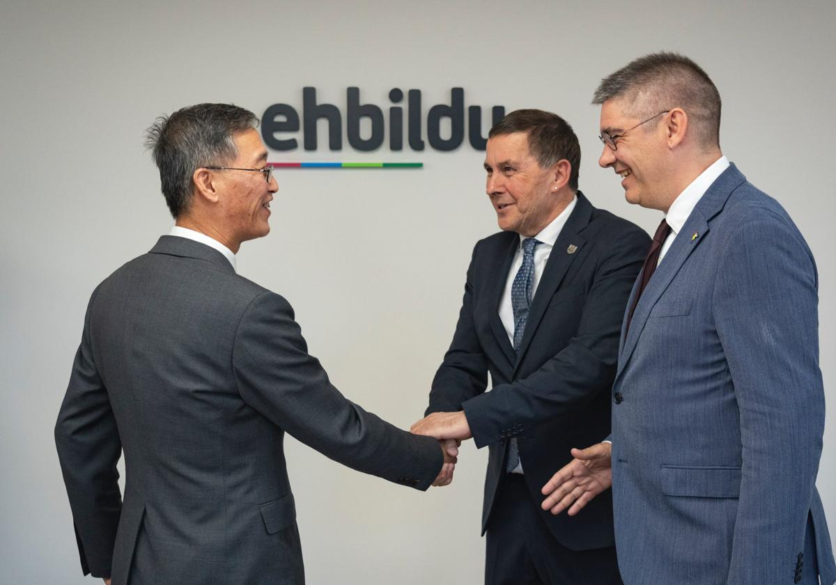Arnaldo Otegi se pone corbata para recibir al embajador chino