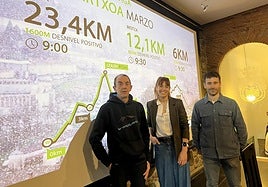 Paco Catalán, Maialen Fidalgo y Joseba Angulo en la presentación de la 11ª UZ Trail, esta mañana, en el Portalón