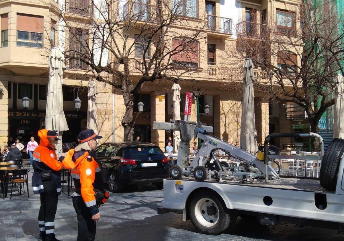 Aparca su coche en medio de una céntrica terraza de San Sebastián