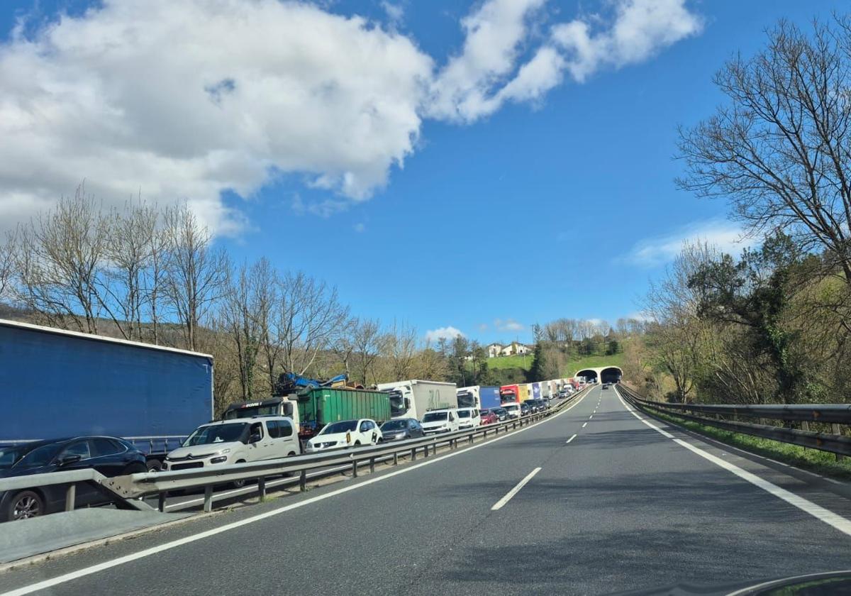 La N-I recupera la normalidad tras una mañana accidentada con hasta cinco kilómetros de retenciones
