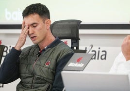 Mikel Urrutikoetxea y Aimar Olaizola, en la comparecencia ante los medios.