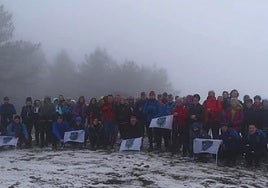 Azpeitia-Gasteiz egitasmoko bigarren etapan parte hartu zuten mendizaleak, lainopean.