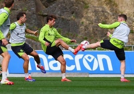 Mikel Rodríguez disputa un balón con Sergio Gómez durante el partidillo disputado en Zubieta
