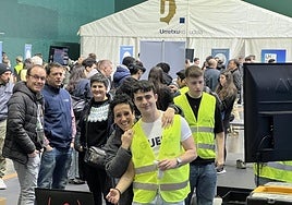 La feria se compone de seis stands, con curiosidades como unas gafas de realidad virtual que trasladan al usuario hasta un gran precipicio.