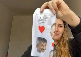 Cora Barciela muestra a cámara el calcetín con la firma de Imanol Alguacil.
