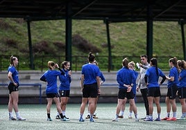 Yerai Martín da indicaciones en un entrenamiento con el Eibar.