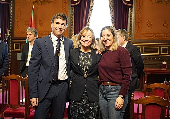 Unai Andueza, Eider Mendoza y Ane Insausti, este viernes en la Diputación.