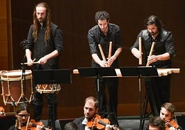 Los tres integrantes de Kalakan durante un concierto con la Orquesta Sinfónica de Euskadi.