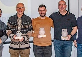 Los ganadores, con el característico búho del certamen.