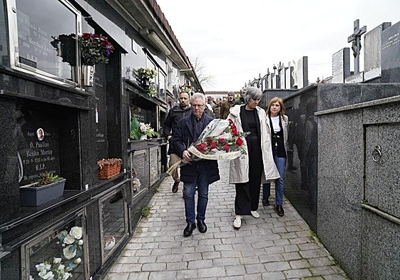 José Ignacio Asensio, secretario general del PSE de Gipuzkoa, portando este domingo un ramo de rosas rojas en el homenaje a Juan Priede.