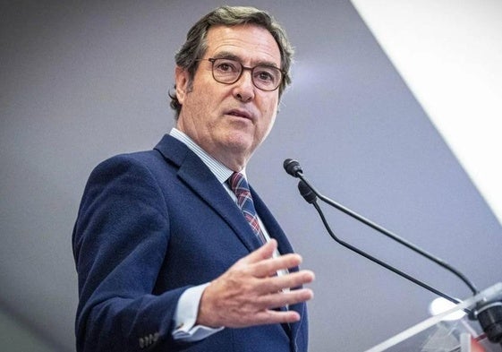 El presidente de la CEOE, Antonio Garamendi, este lunes en un foro económico en Vitoria.