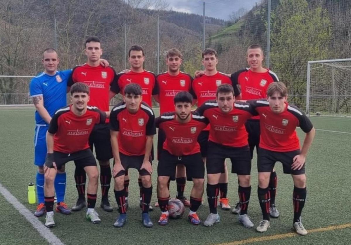 El Urki Alkideba vuelve a ganar 2-3 en Lazkao y conserva la ventaja como líder