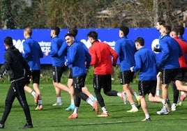 La plantilla del Eibar durante un entrenamiento en Atxabalpe bajo el mando de San José.