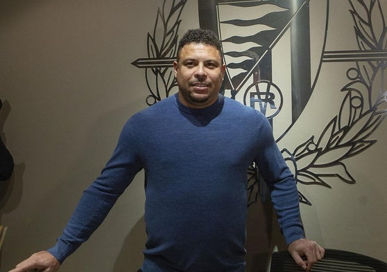 Ronaldo, ante el escudo del Valladolid.