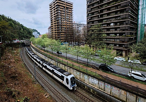 El Topo circula ante las viviendas del paseo de Errondo más próximas a las vías.