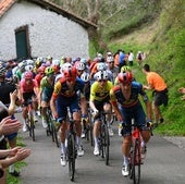 El pelotón de la Itzulia en la etapa de Arrate del pasado año.