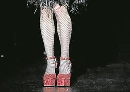 La versión en euskera de 'Barro rojo' está interpretada por Aitor Pérez.