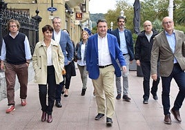 Aitor Esteban junto a los jeltzales guipuzcoanos en Donostia.