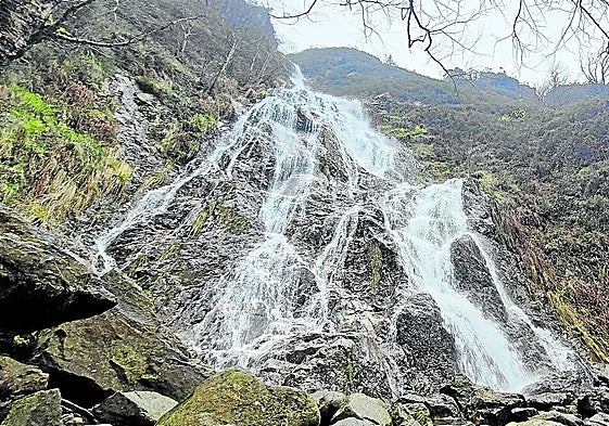 La fuerza del agua rompe el silencio absoluto existente en el barranco de Irusta.