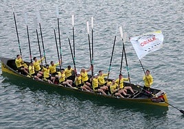 La trainera oriotarra levantando la Bandera en el Descenso de Orio.