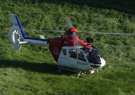 El helicóptero de la Ertzaintza que el domingo rescató a doce personas en el flysch.