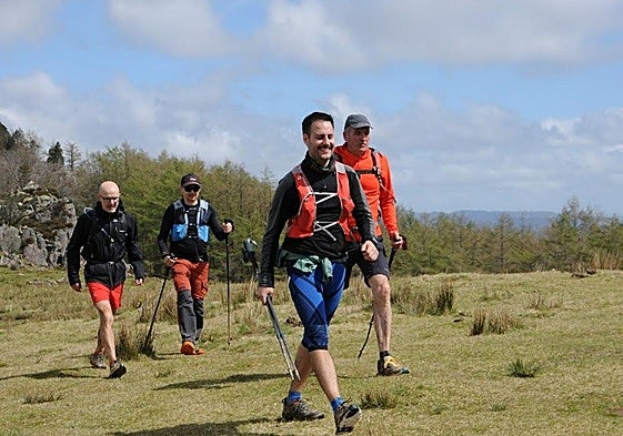 Eteneta inguruan Aizkardiren ibiladiaren mendizaleak
