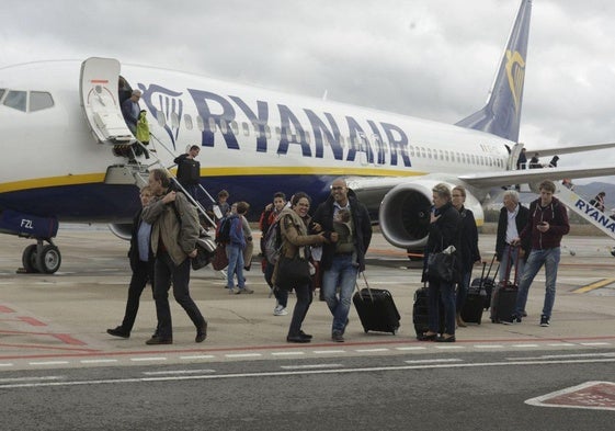 Un grupo de pasajeros desembarca de un vuelo de Ryanair en el aeropuerto de Vitoria.