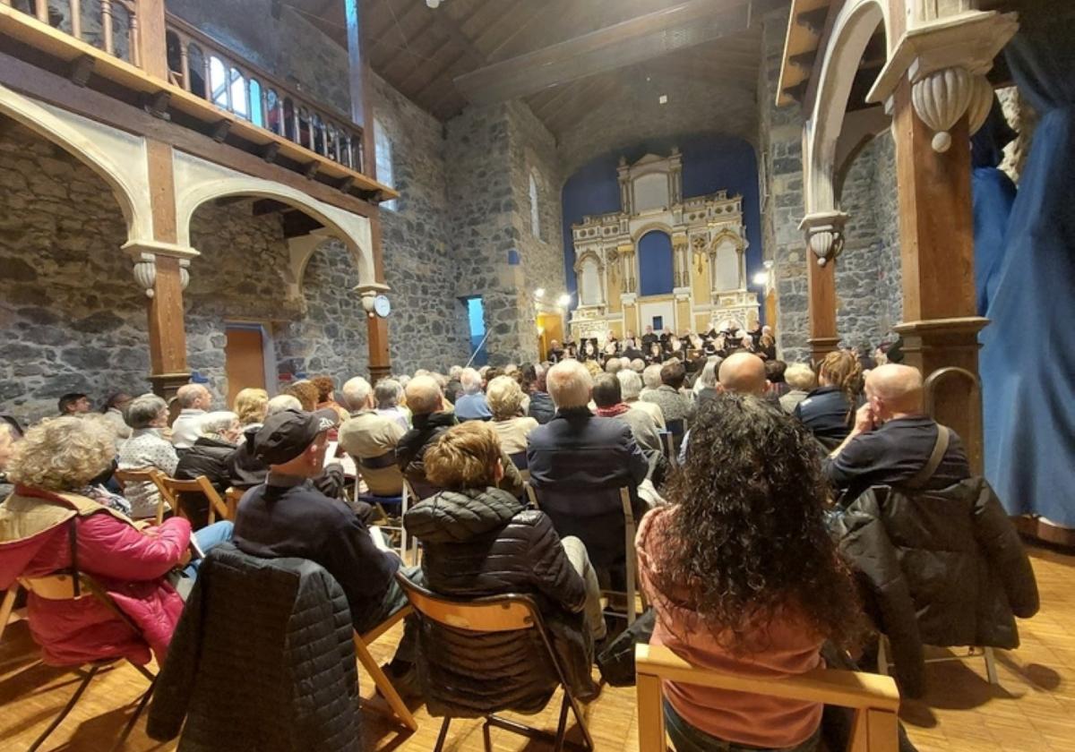 Muy buena acogida al concierto ofrecido por los coros Ozenki y Ribadeo