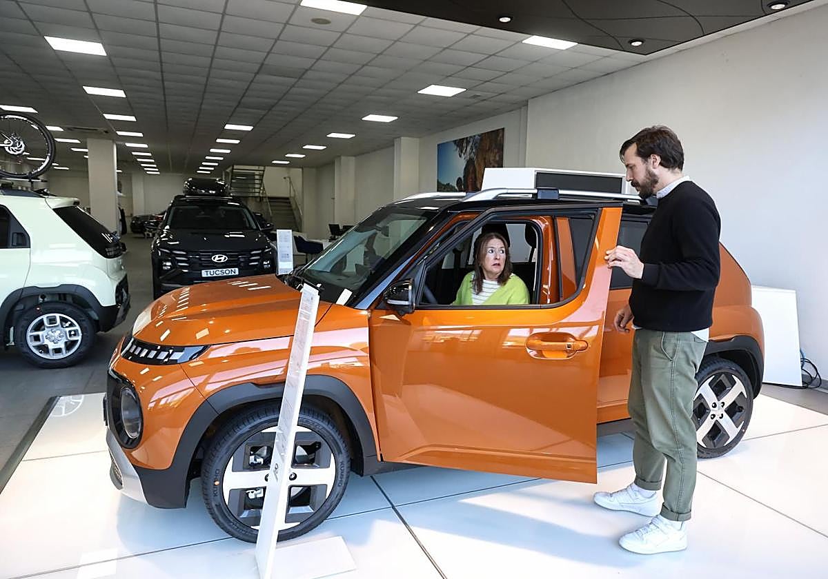 Una cliente se interesa por un vehículo eléctrico del concesionario Easo Motors de Oiartzun.