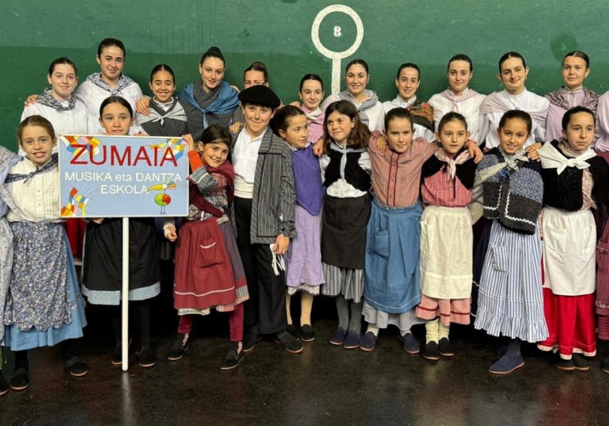 Musika eta Dantza eskolakoak Lesakako dantzari txiki egunean