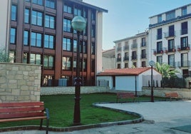 El parque de Torre Luzea ampliado con zona pavimentada y césped y el nuevo edificio construido.