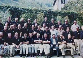 Una de las múltiples fotografías recogidas en el libro, correspondiente a la celebración del 25 aniversario de Auzokoak, en el año 2000.