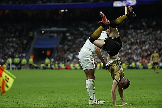 Bellingham agarra a Sucic para amortiguar la caída