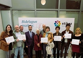 Responsables de los establecimientos reconocidos con el viceconsejero de Turismo, Javier Hurtado, ayer, en Vitoria.