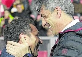 Imanol saluda a Eusebio antes de medirse en un partido en 2019.