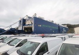 Una embarcación mercante recoge vehículos en el Puerto de Pasaia.