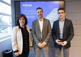 Amaia Bernaras, directora general del Parke Tecnológico de Gipuzkoa; Unai Andueza, diputado foral de Promoción Económica y Proyectos Estratégicos, y Jon Gurrutxaga, director general de Innovación de la Diputación, este jueves durante la presentación de las ayudas.