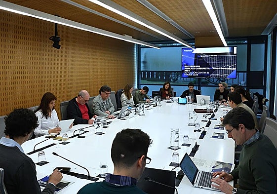 Un momento de la comisión reunida en las Juntas Generales de Gipuzkoa.