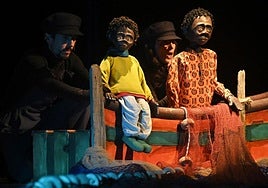 'Gure Kanoa', una historia sobre la migración a través del teatro de títeres, obra de Zurrunka Teatroa, en el Topic.