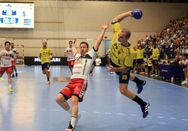 Asier Nieto, junto con el exbidasotarra Tioumentsev.