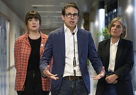 Oihana Etxebarrieta, Pello Otxandiano y Nerea Kortajarena, tras una reunión con el Gobierno Vasco.