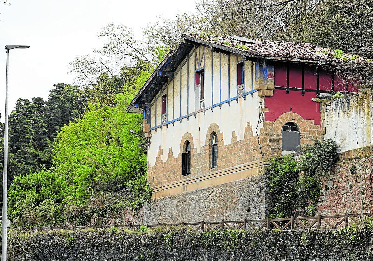 Antigua estación del ferrocarril del Urola en Zumaia, por donde discurrirá la nueva vía verde.