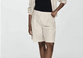 Bermudas con pinzas en beige.