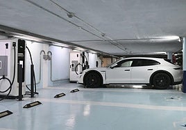 Puntos de carga de coches eléctricos en un parking subterráneo en Donostia.
