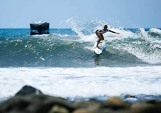 Nadia Erostarbe subida en una ola.