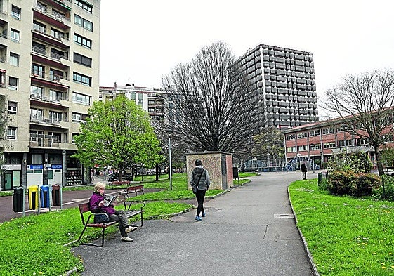 La plaza de Ferrerías, con el colegio Amara Berri y la torre de Anoeta al fondo.