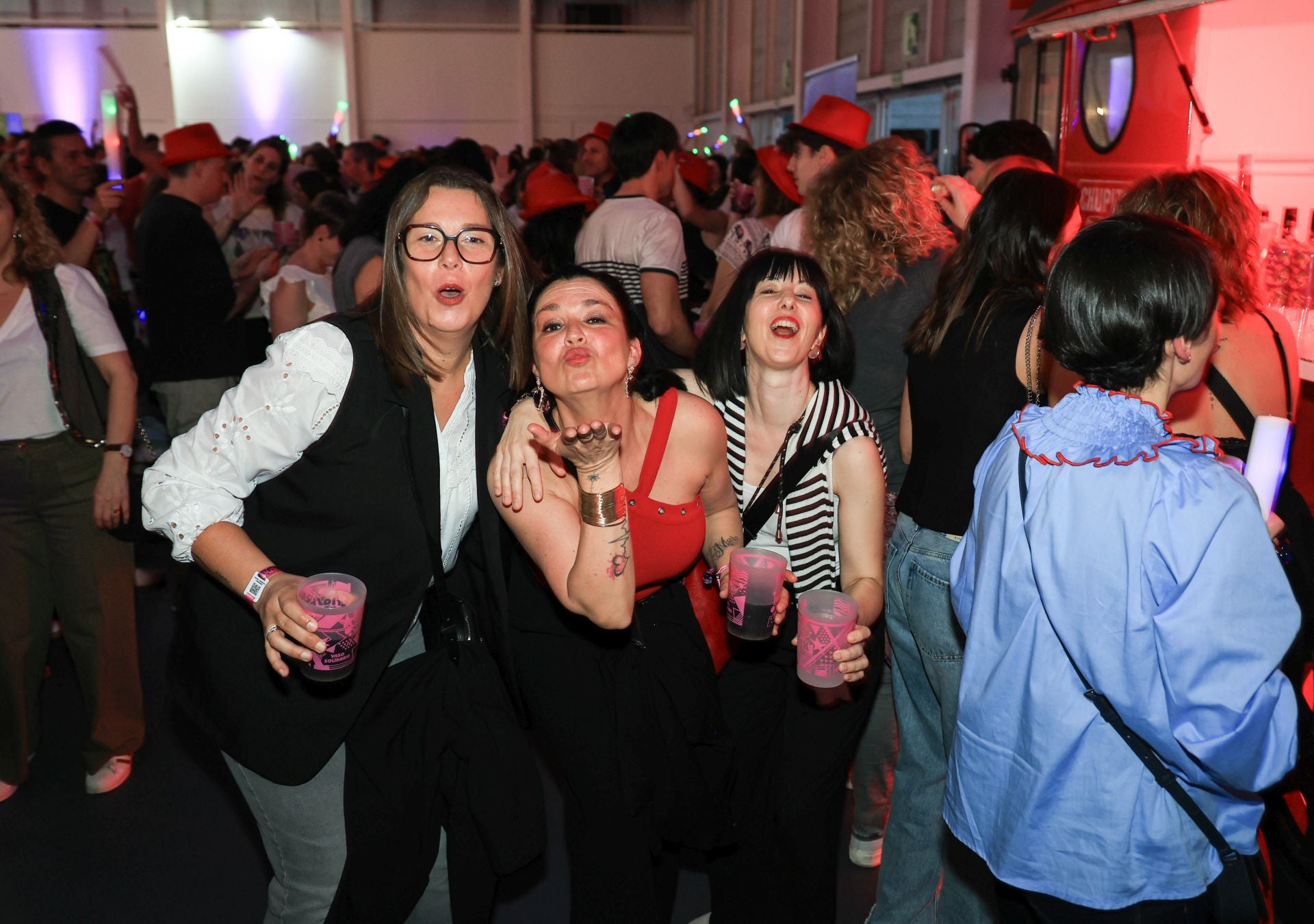 Miles de irundarras reviven los años 80 y 90 en la fiesta Flashback