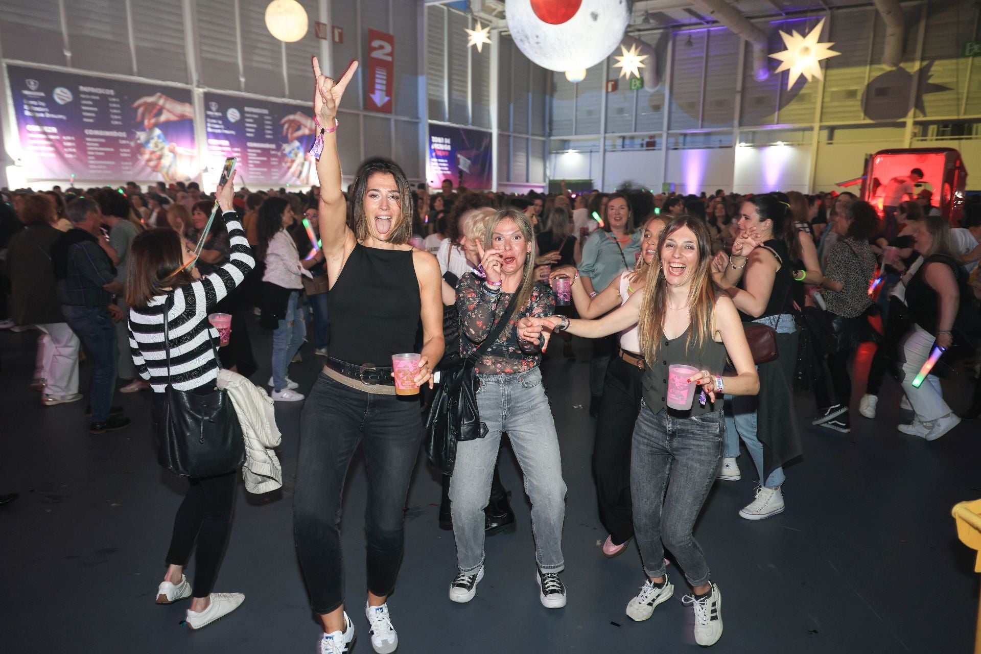 Miles de irundarras reviven los años 80 y 90 en la fiesta Flashback