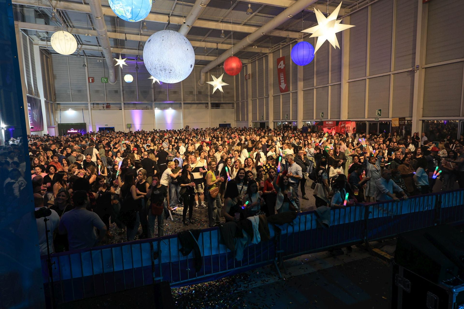 Miles de irundarras reviven los años 80 y 90 en la fiesta Flashback